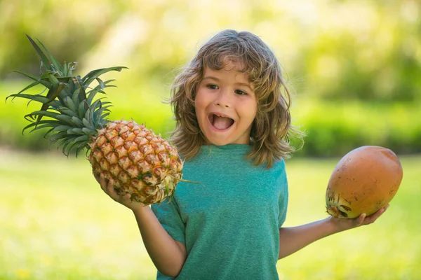 Menino Com Abacaxi Coco Criança Com Fruta Verão — Fotografia de Stock