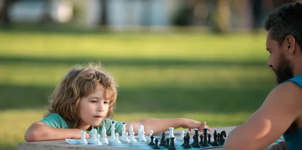 Otec Syn Hrají Šachy Tráví Spolu Čas Venku Hry Aktivity — Stock fotografie