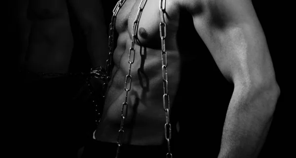 人打破了金属链 强壮完美的肌肉身体 男人试图打破锁链 赤身裸体站在铁链上的人 — 图库照片
