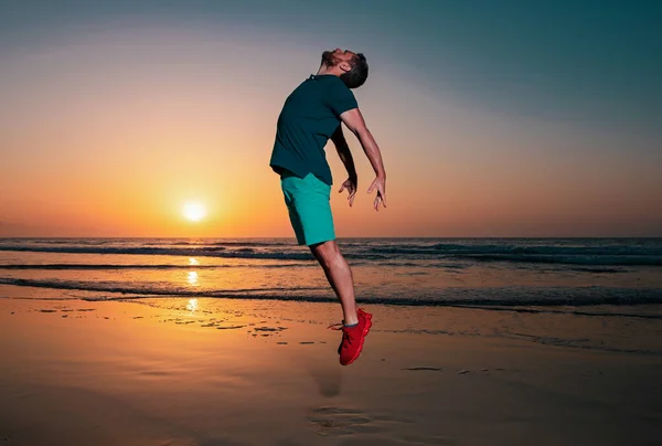 Man Springt Het Strand Silhouet Bij Zonsondergang Voel Goed Vrijheid — Stockfoto