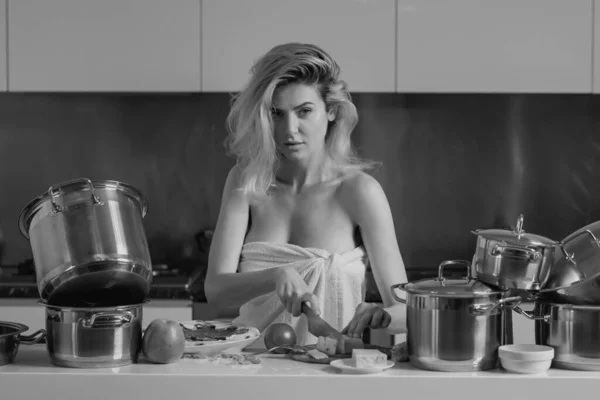 Sexy Hermosa Mujer Preparando Desayuno Mañana Una Acogedora Cocina Mujer —  Fotos de Stock