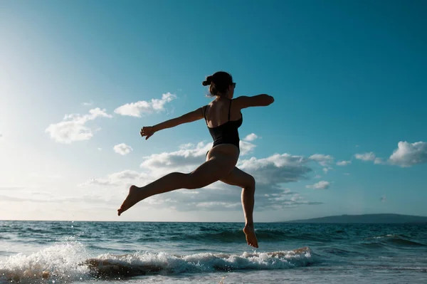 海岸を走っている女性 美人セクシー女性ランオン海のビーチ — ストック写真