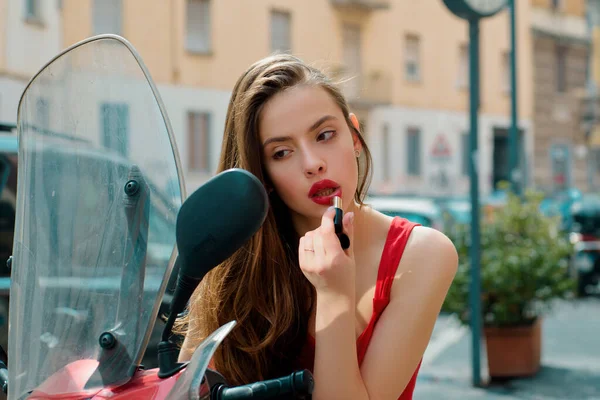 Menina Sexy Com Lábios Vermelhos Colocar Batom Olhando Espelho Moto — Fotografia de Stock