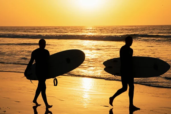 Silhouette Surfeurs Portant Leur Planche Surf Sur Plage Coucher Soleil — Photo
