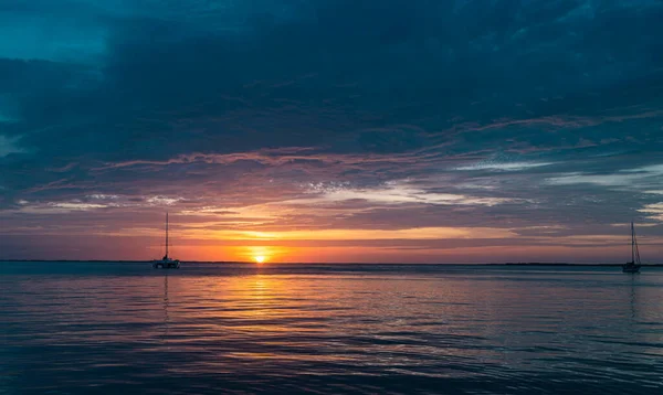 Boote Auf Dem Meer Bei Sonnenuntergang Segelboote Mit Segeln Ozeanjacht — Stockfoto