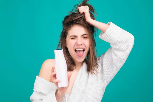 Menina Aplicando Condicionador Cabelo Mulher Tocar Cabelo Mulher Segurar Shampoo — Fotografia de Stock