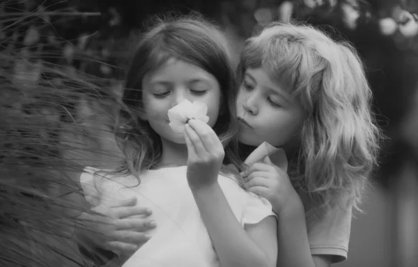 Junge Und Mädchen Umarmen Sich Frühlingsgarten Liebevoll Zwei Kleine Kinder — Stockfoto