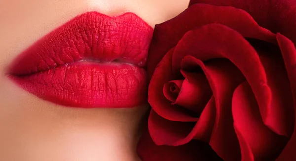 Sexuella Läppar Läppar Med Läppstift Närbild Sensuell Kvinna Läppar Med — Stockfoto
