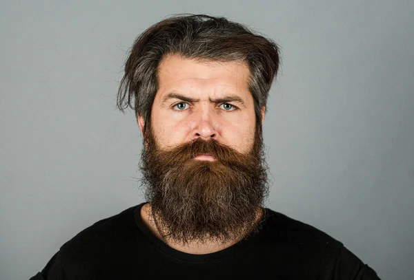 Портрет Уверенного Серьезного Человека Бородой Усами Выглядит Серьезно Изолированным Хипстер — стоковое фото