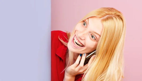 Telefonu Olan Heyecanlı Bir Kadın Sevinçten Çığlık Atan Genç Bir — Stok fotoğraf