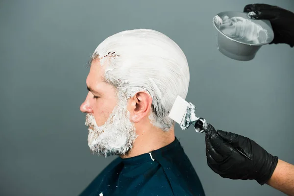 Retrato Cabelo Barbudo Homem Cor Processo Homem Coloração Cabelo Salão — Fotografia de Stock