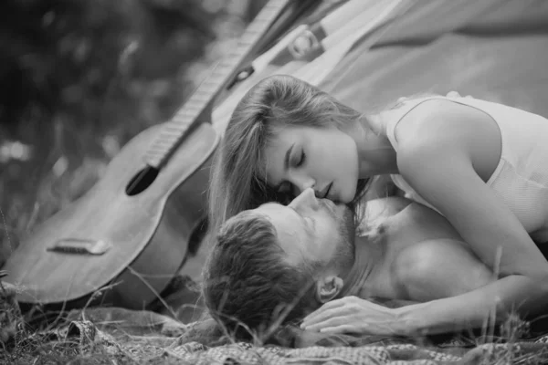 Romantyczna Para Całująca Się Obozie Niedaleko Namiotu Całowanie Kochanków Pary — Zdjęcie stockowe