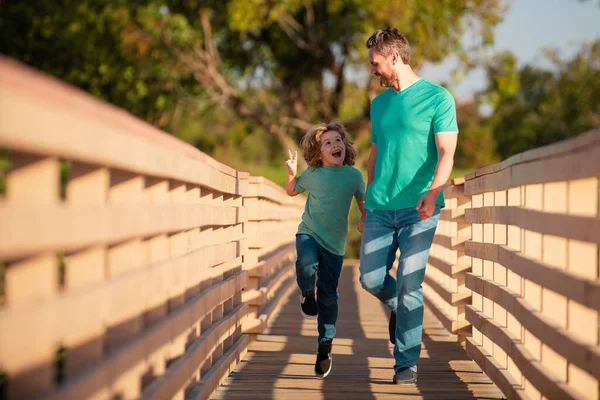 Feliz Padre Con Hijo Caminando Actividad Fin Semana Feliz Concepto — Foto de Stock