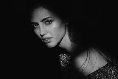 Kızların yüzü gölgeli, çekici bir kadın model. Güzel bir kadın modelin romantik portresi. Çekici bir zarafet ve baştan çıkarıcı bir görünüş.
