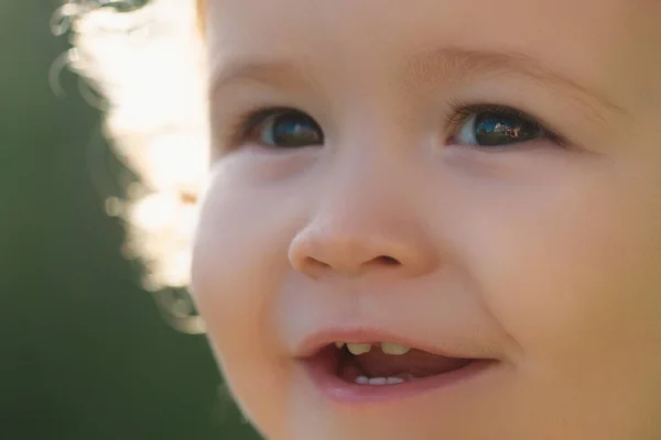 Portret Wesołego Dziecka Słodki Radosny Chłopczyk Przycięta Makro Twarz Uśmiechnięte — Zdjęcie stockowe