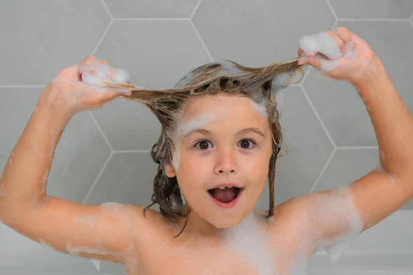 Miúdo Lavar Cabelo Menino Criança Banho Com Espuma Crianças Que — Fotografia de Stock