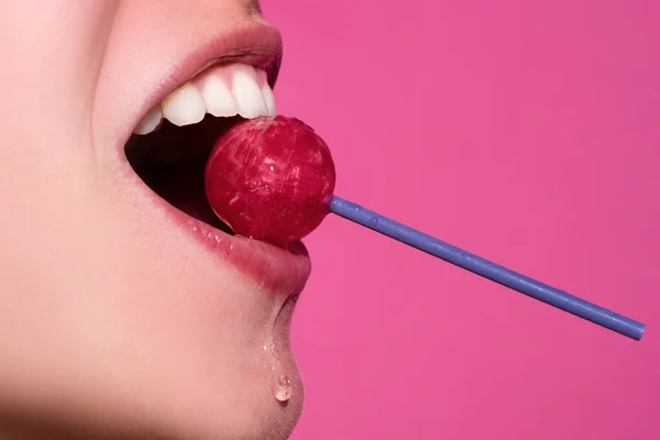Ağzında Kırmızı Lolipop Şekeri Tutan Pembe Rujlu Yakın Plan Kadın — Stok fotoğraf