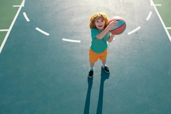 Roztomilý Malý Chlapeček Trénuje Basketbal Dětská Basketbalová Škola — Stock fotografie