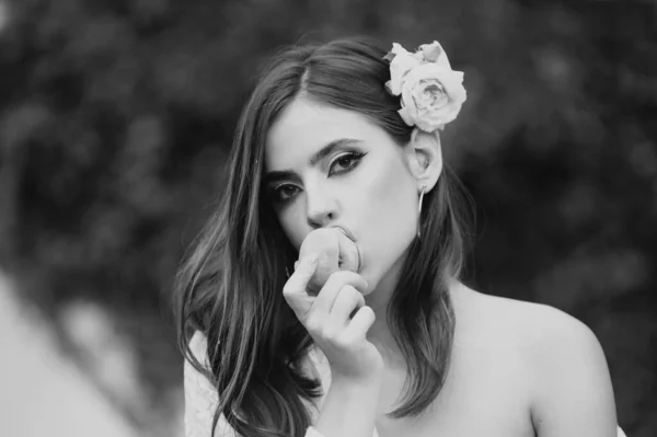在夏季绿色公园的背景下 性感年轻女子吃桃子的肖像 — 图库照片
