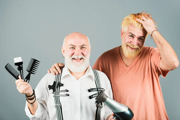 ヘア機器 はさみやカミソリでバーバー 理髪店 髭の男髭の男 肖像ひげ男 理容室で美容師を訪れる男は — ストック写真