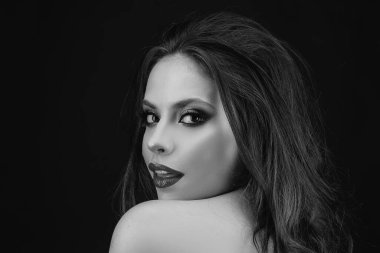 Genç bir kadının yüzü yakındır. Güzel kız.