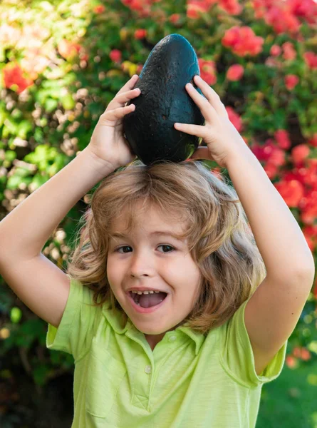 Kleine Lieve Jongen Met Groene Avocado Gezonde Voeding Voor Kinderen — Stockfoto