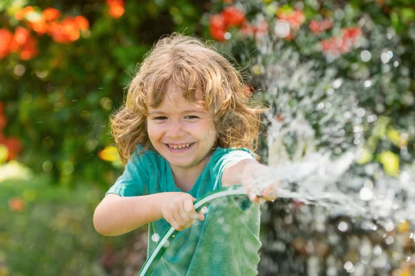 Счастливый Мальчик Наливает Воду Шланга Дети Поливают Цветы Саду Садоводство — стоковое фото