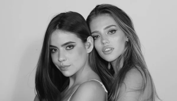 Zbliżenie Dwóch Pięknych Modelek Przytulających Dwie Atrakcyjne Seksowne Zmysłowe Kobiety — Zdjęcie stockowe