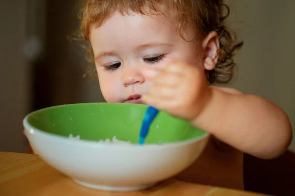 Portret Uroczego Białego Dziecka Łyżką Głodny Bałagan Dziecko Talerzem Zjedzeniu — Zdjęcie stockowe