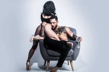 Aşık seksi bir çift. Şehvetli İspanyol erkeği güzel kadını kucaklıyor. Şefkat ve şefkat. Hassas tutkuları olan seksi bir çift. Seksi bir erkekle güzel, şehvetli bir kadın. Romantik erkek ve kız