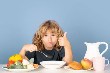 Çorba içen çocuk. Aç surat, afiyet olsun sana, afiyet olsun. Bir tabak çorbası olan komik çocuk.