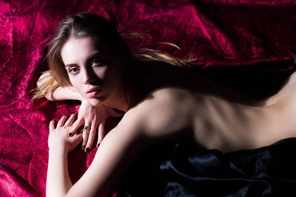 여자의 섹시하고 몸으로 침대에 나체로 포즈를 취하는 감각적 모델이야 미녀의 — 스톡 사진