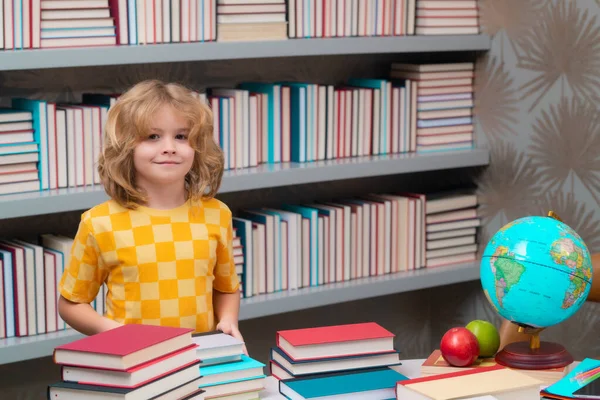 Schul Und Bildungskonzept Schüler Lesen Buch Der Bibliothek Kinder Entwickeln — Stockfoto