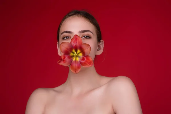 Menina Beleza Com Tulipa Boca Mulher Sensual Bonita Segurar Tulipas — Fotografia de Stock