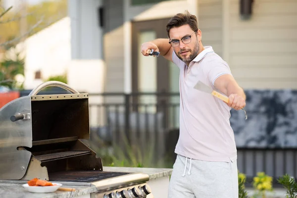 Men Cooking Barbecue Grill Yard Cook Barbecue Grill Preparing Salmon — Stock Photo, Image