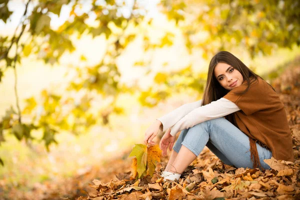 Jesienna Kobieta Jesiennym Żółtym Liściem Klonu Zewnętrzny Portret Piękny Model — Zdjęcie stockowe
