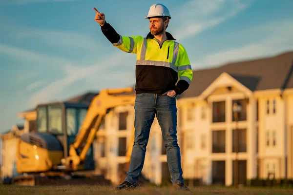 工薪族小企业主的肖像 建筑工人戴着安全帽在建筑工地 建筑工人穿着建筑工人制服 进行挖掘 工人建筑 — 图库照片