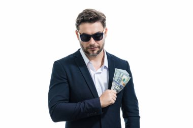 Başarılı bir iş adamı para sayıyor. Yakışıklı orta yaşlı adam 100 dolarlık banknotları tutuyor. Elinde para tutan adam. Kâr ve finansal başarı. Dolar nakiti olan zengin bir adam.