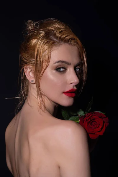 Rózsát Tartó Fiatal Szépséglány Piros Rózsával Arca Mellett Stúdió Felvétel — Stock Fotó