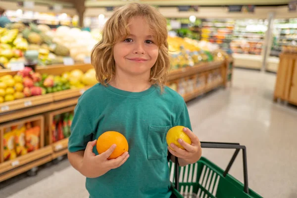 Anak Itu Memilih Sayuran Segar Dan Buah Buahan Toko Anak — Stok Foto