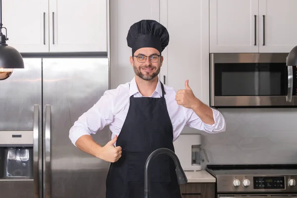 Szczęśliwy Piekarz Kciukiem Górze Mężczyzna Fartuchu Szefa Kuchni Gotowanie Kuchni — Zdjęcie stockowe