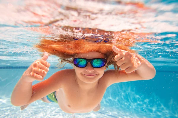 Kind Zwemt Onder Water Met Duimen Omhoog Onderwater Kind Zwemt — Stockfoto