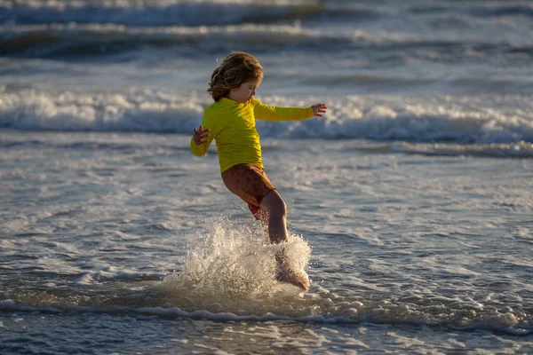 Niña Emocionada Jugando Mar Chico Divierte Aire Libre Niño Salpicando —  Fotos de Stock