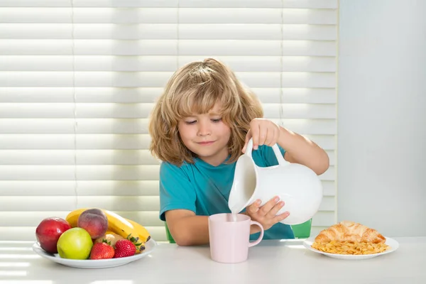 Kleine Jongen Die Gezond Ontbijt Hij Giet Volle Koemelk Kindervoeding — Stockfoto
