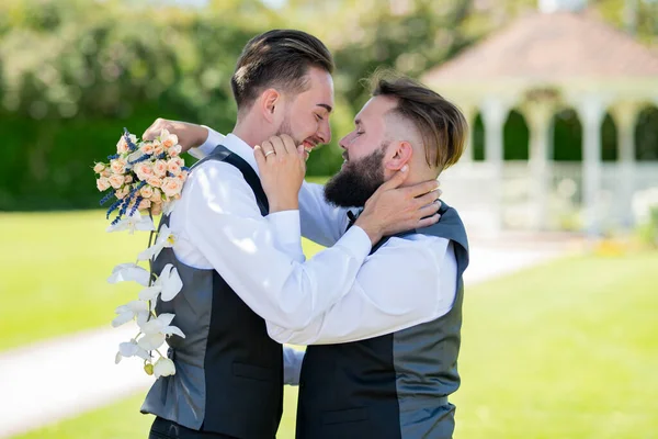 Gay Con Pareja Con Cuidado Amor Pareja Gay Sosteniendo Ramo — Foto de Stock