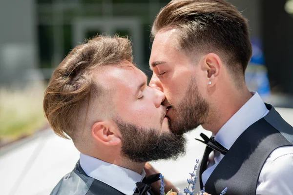 Düğünde Eşcinsel Öpücüğü Evlilik Eşcinsel Öpücüğü Öpüşen Erkeklerin Yakın Portresi — Stok fotoğraf