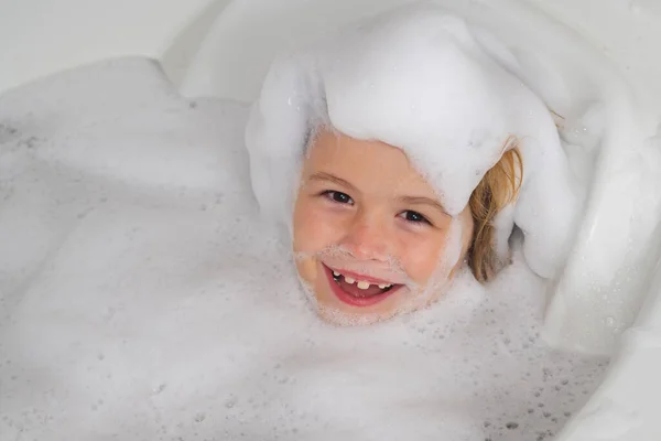 Kid Bath Tub Washing Bath Soap Suds Hair Child Taking — 图库照片