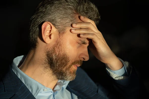 Κουρασμένος Άνθρωπος Αισθάνεται Πόνο Στο Κεφάλι Κοντινό Πορτρέτο Του Στρεσαρισμένου — Φωτογραφία Αρχείου