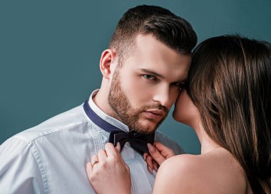 Tutkulu çiftin romantik anı. Seksi güzel çift. Öpüşen çift portresi. Genç aşığı olan şehvetli esmer kadın, tutkulu çift ön sevişmesi.