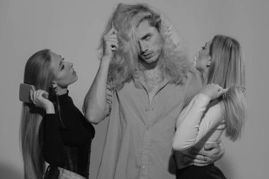 Saç tarayan gençlerin toplu portresi. Çekici, neşeli, seksi, modaya uygun, saç tarayan grup modelleri. Çekici erkek ve kadının saçını tarayan kuaför. Saç boyama konsepti